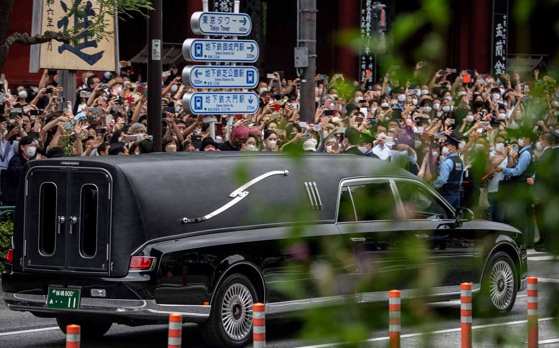 Miles de japoneses despiden a Shinzo Abe en Tokio