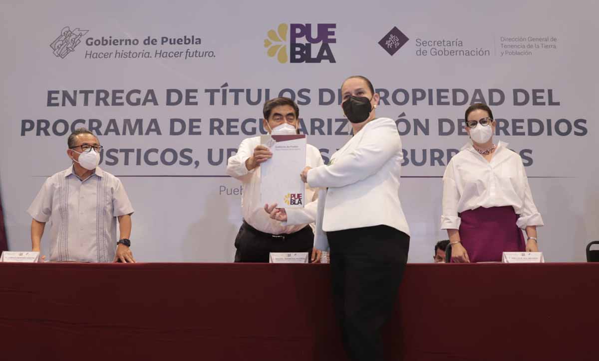 Entrega gobierno del estado de Puebla  título de propiedad de Unidad Médica en Soltepec del Programa IMSS-BIENESTAR