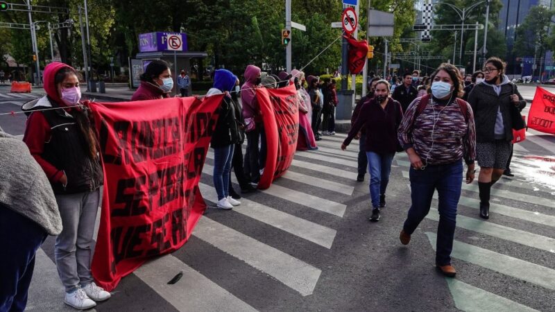 Normalistas de Teteles bloquean avenida Reforma e Insurgentes en la CDMX