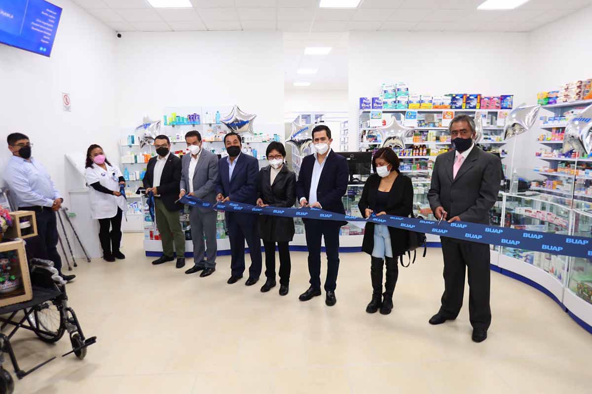 Lilia Cedillo y Lorenzo Rivera, inauguran sucursal de “Farmacias Fleming” y recorren las nuevas instalaciones de la DAE