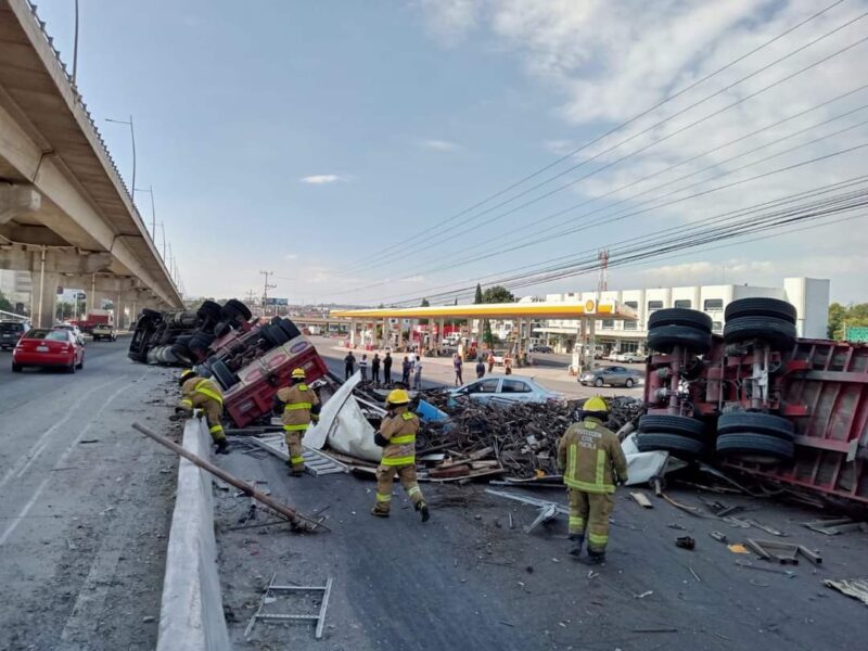 Trabajador se salva de morir aplastado tras volcadura de tráiler en la autopista