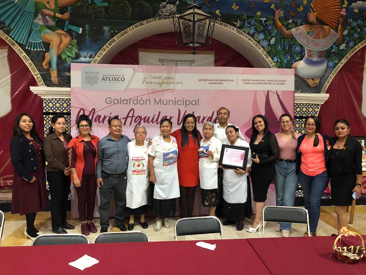 Ariadna Ayala entrega la presea “María Aguilar Velarde” a fundadora de enchiladas Maguito en Atlixco