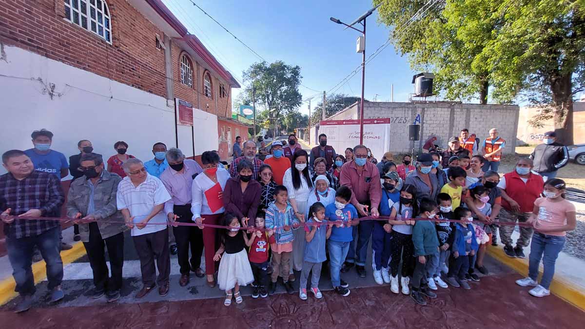 Ariadna Ayala entrega barda perimetral en primaria y pavimentación