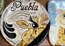 La jirafa Benito, inmortalizada en piezas de Talavera hecha en Puebla