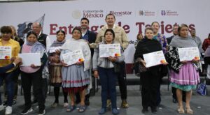 Como un acto de amor y compromiso, mujeres y adultos mayores reciben Tarjetas de Bienestar