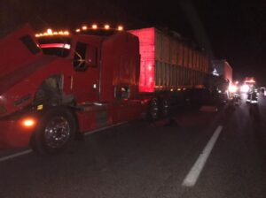 Dos unidades de policía colisionan mientras perseguían tráiler robado en Tlatlauquitepec.