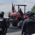 Policía Estatal de Tlaxcala usa gas lacrimógeno para dispersar protesta agrícola y transportista
