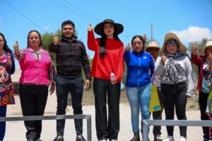 La presidenta de Quecholac hizo entrega de barreras vehiculares en las Primarias de Palmarito Tochapan