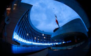 Senado fue iluminado de color turquesa por el Día Mundial de la Concientización sobre el Síndrome de Treacher Collins
