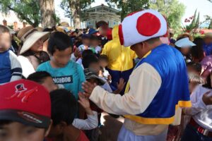 La Presidenta Municipal María Guadalupe Martínez Gerardo brindo una gran cantidad de juguetes a los niños de la comunidad de San Bartolomé Coscomaya