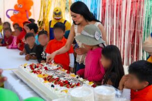 La presidenta municipal, María Guadalupe Martínez Gerardo festejó a pequeños de las instalaciones de la Unidad Básica de Rehabilitación
