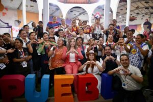Con cercanía y sensibilidad, Ceci Arellano comparte con familias en cierre de Feria de Puebla