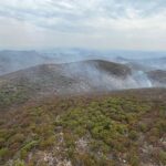 Gobierno estatal despliega operativo aire-tierra para contener incendio forestal en Cohetzala