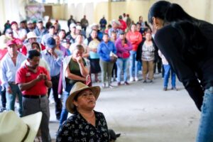 La Presidenta Municipal, María Guadalupe Martínez Gerardo sostiene junta de trabajo con vecinos de San José Tuzuapan