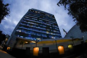 Iluminan el Senado de la República con motivo de los 75 años de la CEPAL en México