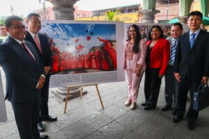 Fortalece Tonantzin Fernández lazos culturales con China mediante exposición fotográfica en San Pedro Cholula
