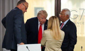 Trump llega a capital de Turquía para participar en cumbre de líderes de la OTAN y lo primero que hace es atacar a Meloni